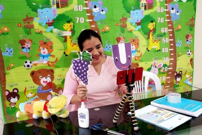 Mayra Zambrano graba los videos, que luego son enviados a sus alumnos vía WhatsApp.