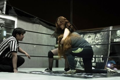 Las mujeres también 'se dan duro' en el cuadrilátero de Agresores Inc, en Guayaquil.