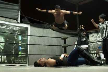 Dragón Latino, en una espectacular volada para someter a su rival.