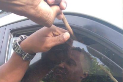 Un uniformado ayudaba a abrir la puerta para rescatar a los compañeros.