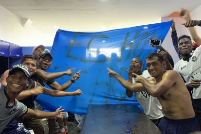 El festejo de Guayaquil Sporte con Walter Zea (derecha) y toda su alegría.