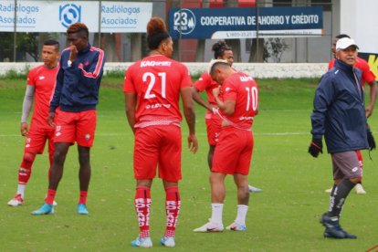 José Villafuerte (d), histórico del Nacho, tomó las riendas del equipo en el peor momento.