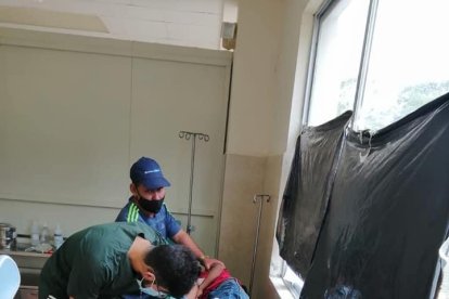 Los niños reciben atención médica.