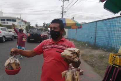 Los comuneros ofrecen el repelente con vasija.