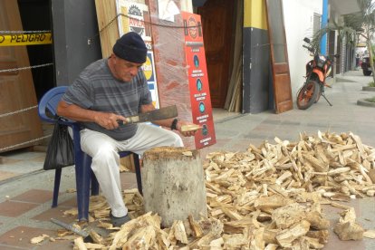 En La Libertad, José Ávila prepara los pedazos de palo santo para su venta.