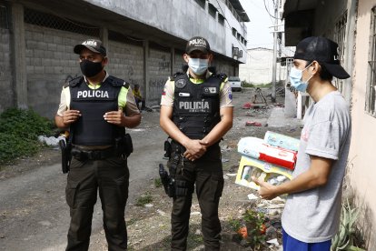 POLICIAS DE DURAN QUE AYUDARON Y TRASLADARON A UNA MUJER EN LABOR DE PARTO AL CENTRO DE SALUD/JIMMY NEGRETE/GUAYAQUIL-ECUADOR