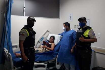 La feliz madre y su bebito recibieron la visita de los agentes que la ayudaron a trasladaron.