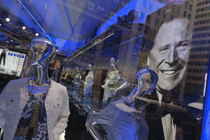 Una foto de Peter Nygard se ve en una tienda del magnate en Nueva York.