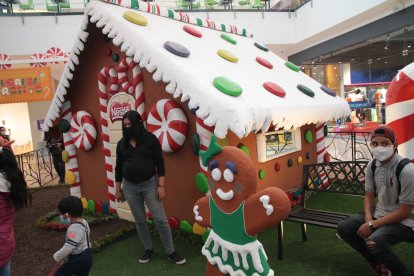 Cientos de visitantes se toman fotos con las figuras de los artesanos.