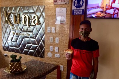 De manera organizada se reparte el refrigerio entre los estudiantes.