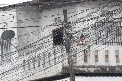 Moradores se quejan del  cableado del sector. DOMICILIO/JIMMY NEGRETE/GUAYAQUIL-ECUADOR