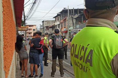 Familiares del fallecido arribaron para reconocer el cuerpo.