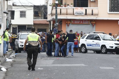 Familiares del fallecido trataron de acercarse al cuerpo. Estaban destrozados.