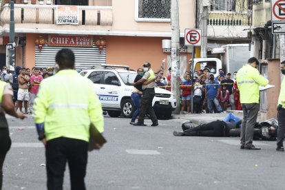 La Policía evitó que la mamá se acercara al cadáver.