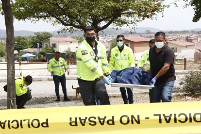 El cadáver de la dauleña, de 31 años, fue llevado al Laboratorio de Criminalística.