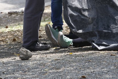 La mujer vestía zapatos deportivos.
