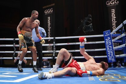 El kazajo Akhmedov cae a la lona en el ring del Hard Rock Hotel, tras los potentes golpes de Góngora.