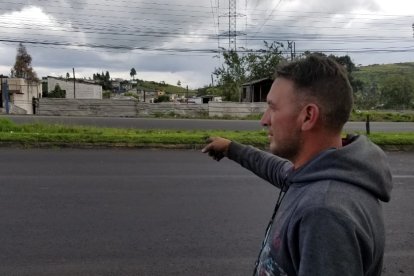 José Luis López señala el lugar donde el vehículo amarillo se impactó.