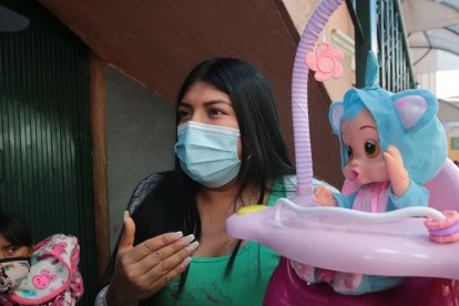 Comerciante formales se vuelcan a las veredas para captar clientes.