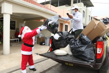 Martha no es de las que solo da órdenes, ella también se integra en los trabajos pesados.
