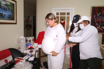 Dos compañeros de servicio le ayudan a cambiarse. El proceso de transformación no le dura ni 10 minutos.