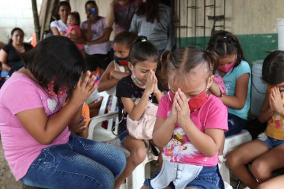 Martha ora con los niños en cada una de sus visitas.