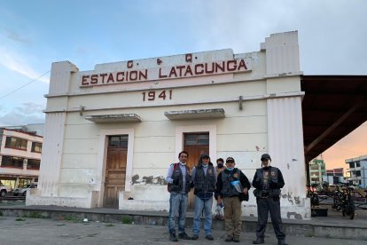 En una de las paradas de la travesía férrea.