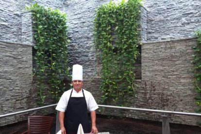 Douglas Chuya es chef del Salinas Yatch Club.