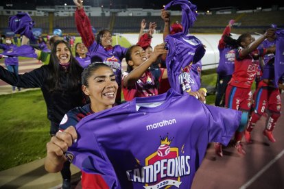 Madelin Riera, goleador de la Superliga femenina, festeja tras conseguir la corona con El Nacional.