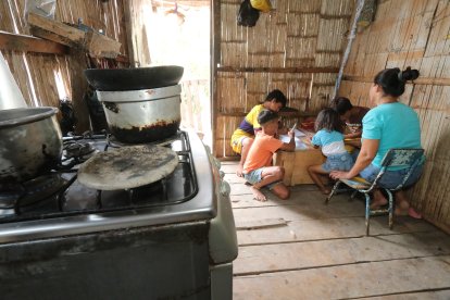 Niños de Monte Sinaí (Guayaquil) estudian en medio de la falta casi total de Internet y recursos, que hace mucho más difícil el aprendizaje.