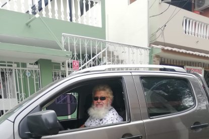 Santa deja su trineo y se sube a su camioneta para hacer los fletes, que es otro cachuelo para él.