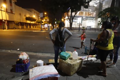 Olga retiraba su mercadería del malecón Simón Bolívar.