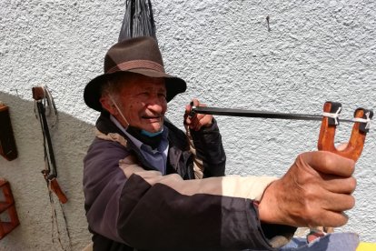 Darío Fajardo muestra cómo usaban una payllca de madera con la que los niños de zonas rurales cazaban pájaros.