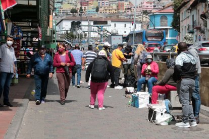 Hay varias personas en las calles; en muchos casos no hay distanciamiento.