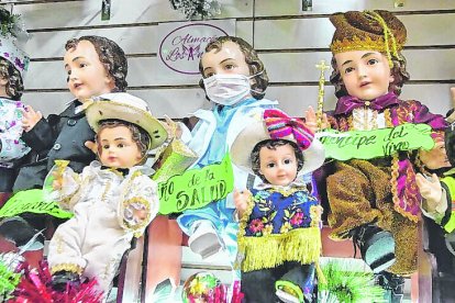 Cada temática busca representar a algún segmento de la población.
Se crean 24 trajes por colección.