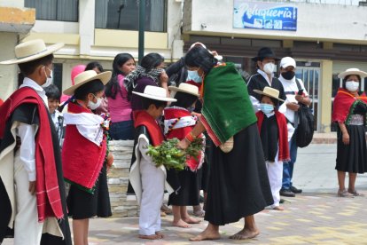 Los niños y los ancianos fueron los protagonistas de la actividad en Salasaca.
