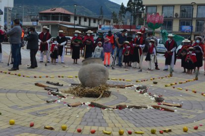 En la ceremonia realizada en la Plaza de las Artes de Salasaca también agradecieron a la tierra, fuego, aire y agua.