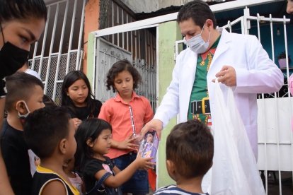 Ecuador Montenegro es uno de los docentes universitarios que homenajearon a chicos del suburbio.