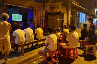 Viendo la primera final en el querido Guasmo.