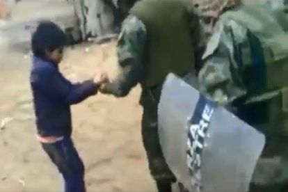 El video en el que se ve al adolescente entregando tostado se hizo viral.