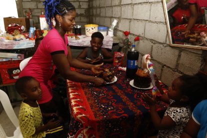 Amalia sirvió los alimentos. Sus hijos estaban felices.
