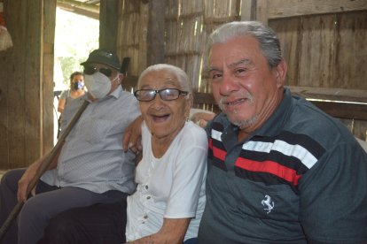 Carlotita comparte con sus hijos, de los cuales cuatro están vivos y seis fallecidas.