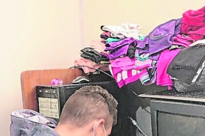 La llegada de una computadora no es suficiente para los hijos de Anny. Esperan que la vecina les regale Internet.