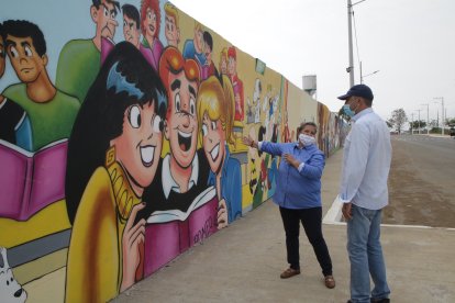 Inés Mancero explica a un visitante el trabajo elaborado por los artistas.

PERIODISTA : JOSE PIZZA 

FECHA : 08/11/2020 

Agencia (ag-extra)