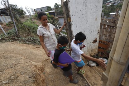 Niños guayaquileños de bajos recursos deben acudir donde una vecina para poder estudiar.