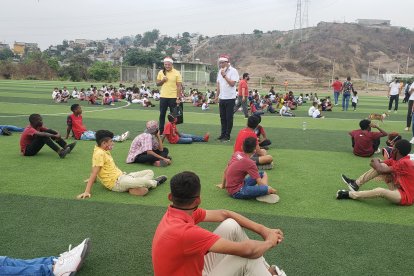 Los niños y jóvenes de Socio Vivienda 2 recibieron las palabras de los dos arqueros.