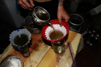 El proceso para convertir cogollos de marihuana en aceite medicinal dura seis horas.