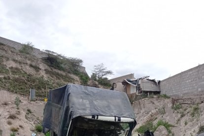 El camión estaba siendo desmantelado.