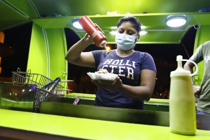 Verónica Sellán prepara la primera bandejita de su negocio, en Samanes 2.