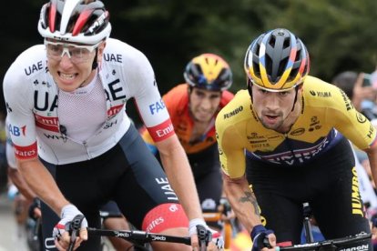 Tadej Pogacar (izq.) y Primoz Roglic (der.) disputaron intensamente el Tour de Francia.